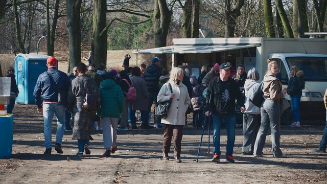 Tłumy w Parku Julianowskim w Łodzi. Byłeś/aś tam na niedzielnym spacerze? [ZDJĘCIA]