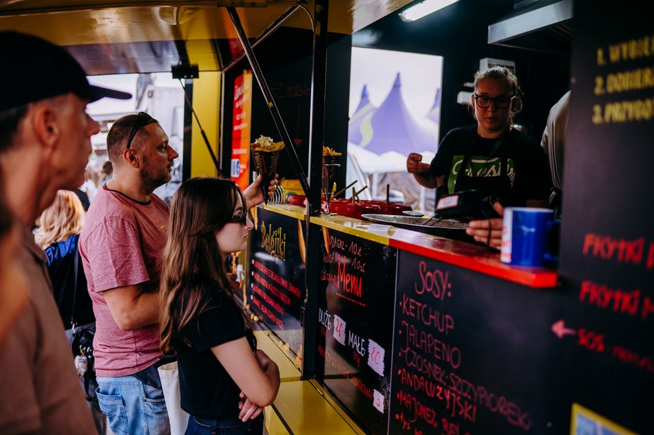 Strefa gastro na Łódź Summer Festival 2025. Sprawdź, co zjesz w food truckach!