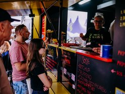 Strefa gastro na Łódź Summer Festival 2025. Sprawdź, co zjesz w food truckach!