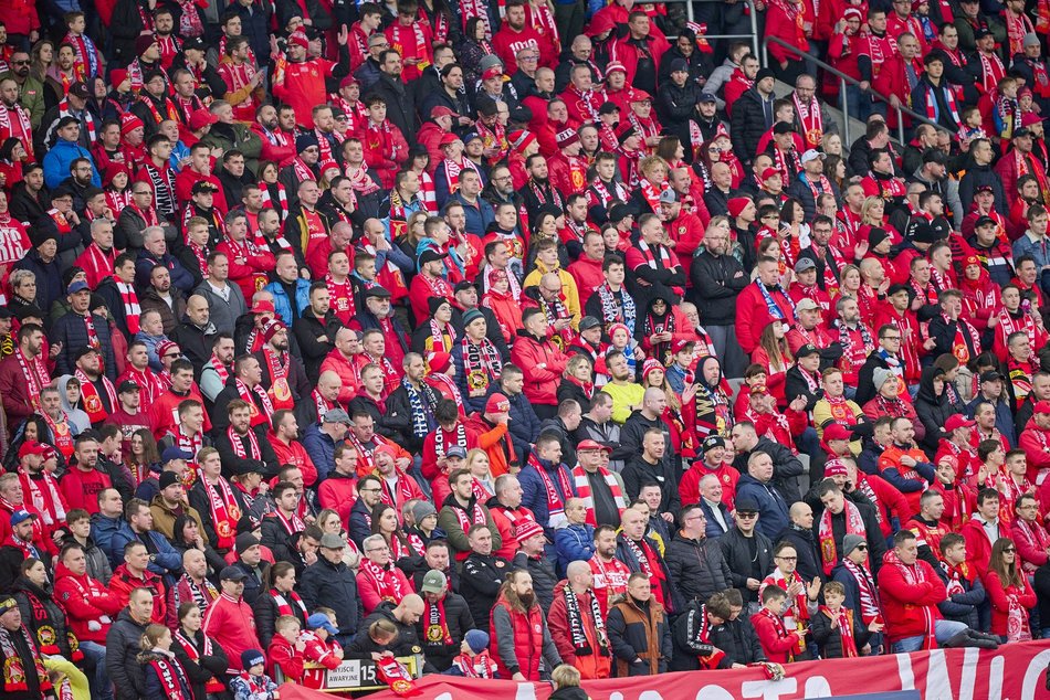 kibice na trybunach stadionu