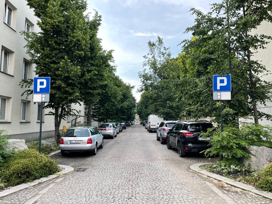 Ulica Zacisze w Łodzi - widok na ulicę i miejsca parkingowe