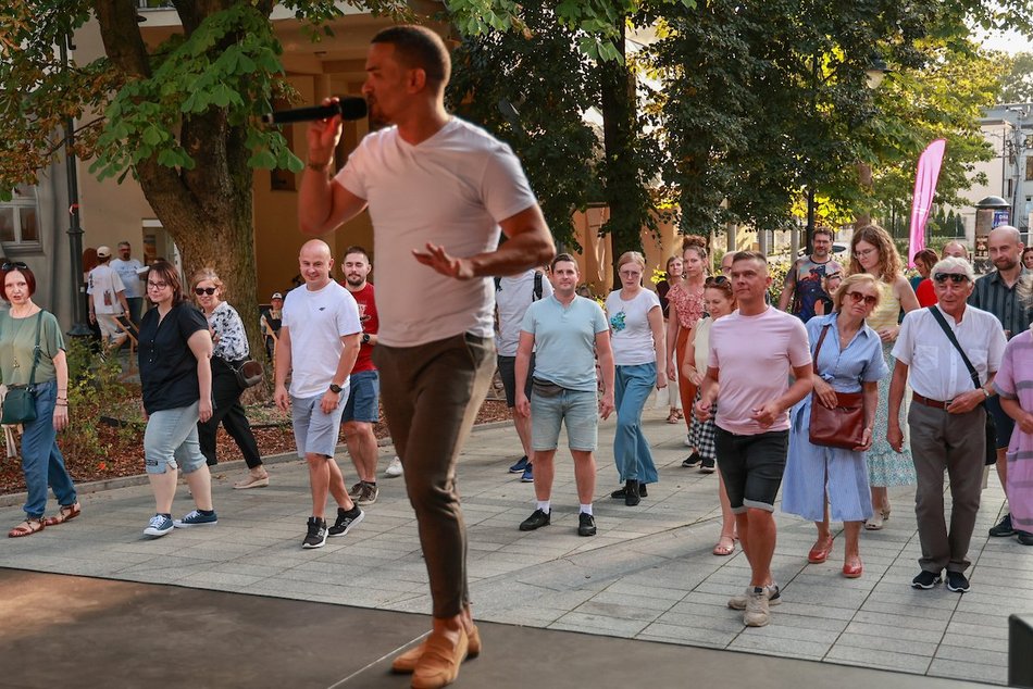 Łódź. Niedzielna potańcówka przy Piotrkowskiej. Taneczny wieczór łodzian