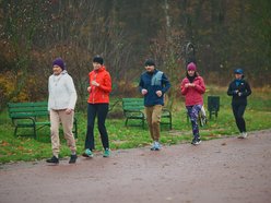 Łódź. Slow jogging w parku Julianowskim. Biegaczom z Łodzi niestraszna jesienna aura