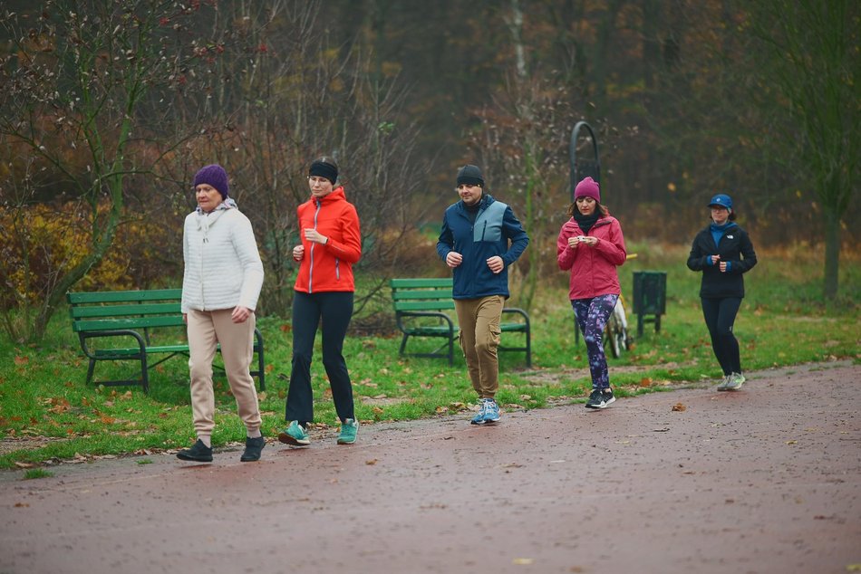 Łódź. Slow jogging w parku Julianowskim. Biegaczom z Łodzi niestraszna jesienna aura