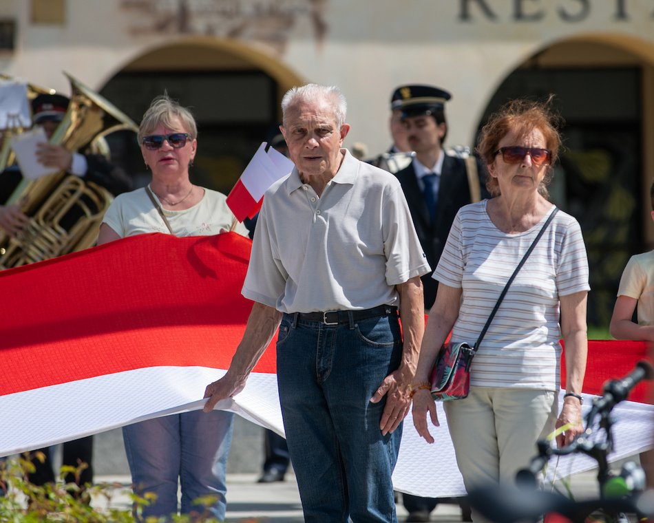 Łódź biało-czerwona. Ulicami miasta przeszedł marsz z okazji Dnia Flagi Rzeczypospolitej Polskiej