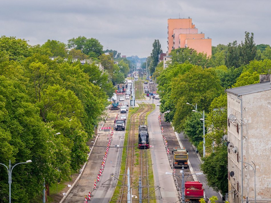 Łódź. Remont Pabianickiej nie zwalnia tempa. Nowe krawężniki, chodnik i nawierzchnia