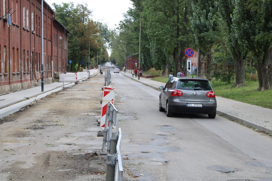 Łódź. Remont Tymienieckiego nie zwalnia tempa. Jest już nowy chodnik, będzie równa nawierzchnia