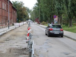 Łódź. Remont Tymienieckiego nie zwalnia tempa. Jest już nowy chodnik, będzie równa nawierzchnia