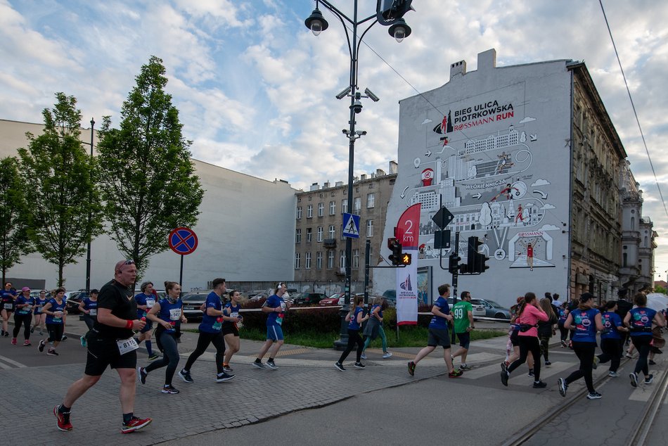 Łódź. Bieg Ulicą Piotrkowską Rossmann Run 2025 wystartował! Walka o życiowe rekordy