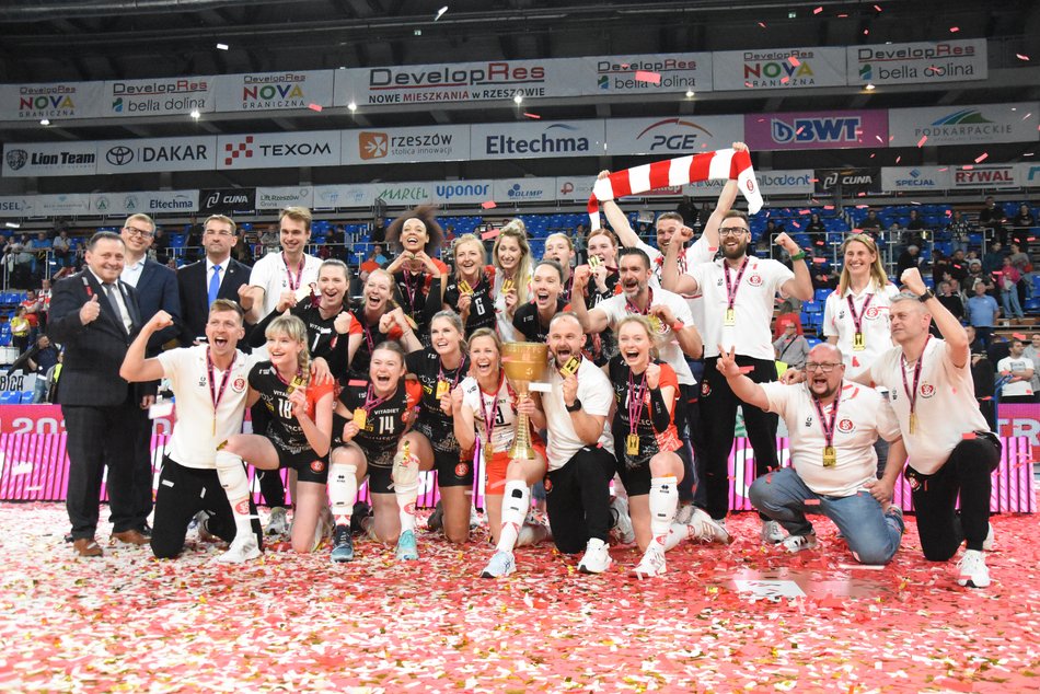 Siatkarki ŁKS świętują zwycięstwo z okazji zdobycia tytułu Mistrzyń Polski