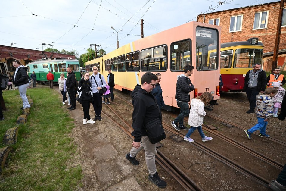Noc Muzeów Łódź 2026. Pasjonaci rzemiosła odwiedzili Zajezdnię Muzealną Brus