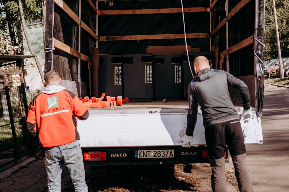 Nowoczesne kosze na śmieci na ulicach Łodzi