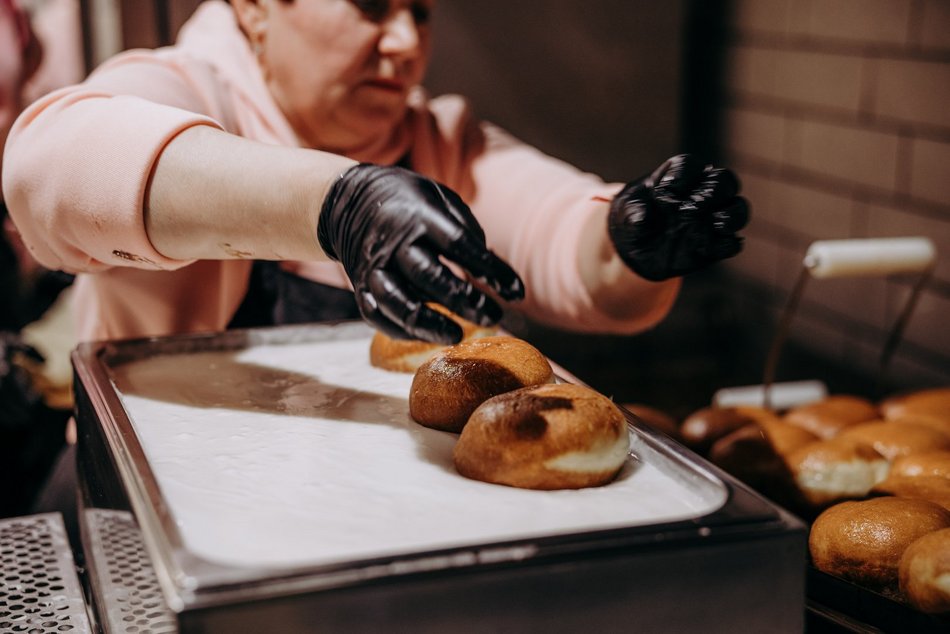 Łódź. Tłusty czwartek w Łodzi od kulis. Tak smaży się 5 tys. pączków w Gorącej Pączkarni!