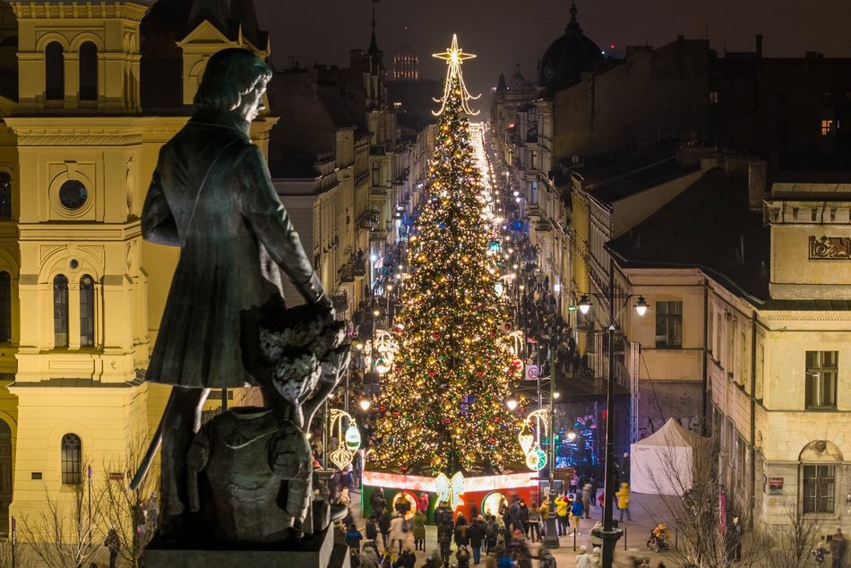 Mikołajki na Jarmarku Bożonarodzeniowym w Łodzi. Kolędowanie, potańcówka i koncert