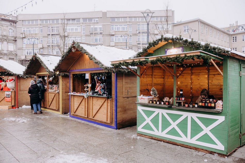 Łódź. Jarmark Bożonarodzeniowy na placu Wolności w Łodzi stoiska, kramy