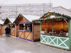 Łódź. Jarmark Bożonarodzeniowy na placu Wolności w Łodzi stoiska, kramy