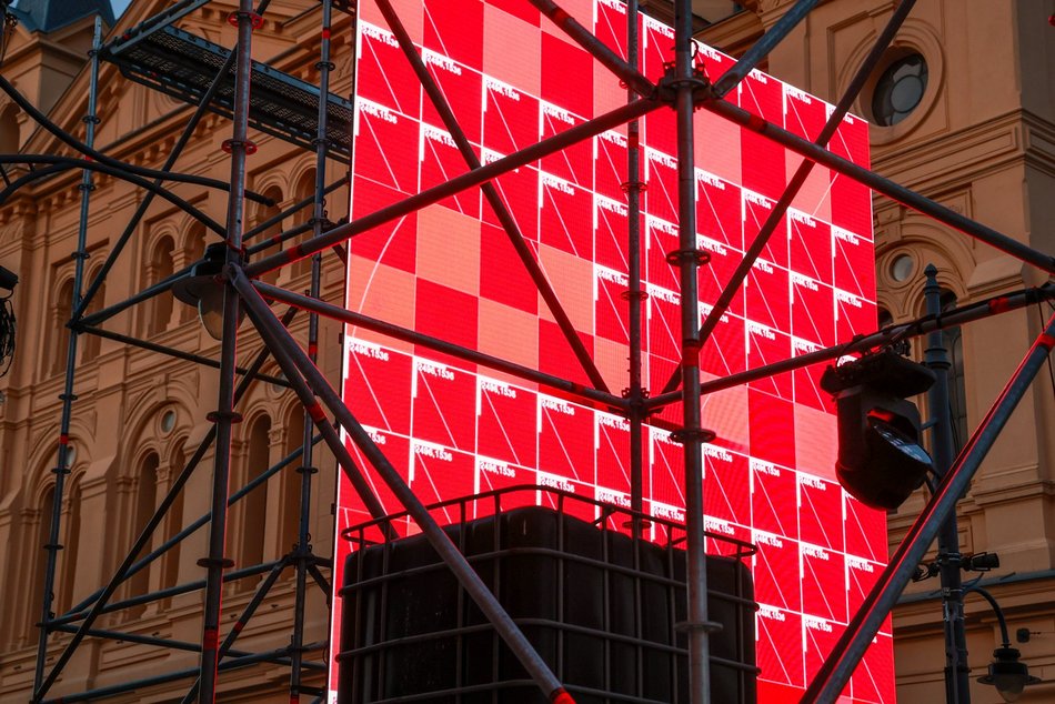 Łódź. Parada Wolności 2025 w Łodzi tuż tuż. Zobacz, jak powstaje scena przy placu Wolności [ZDJĘCIA]