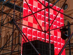 Łódź. Parada Wolności 2025 w Łodzi tuż tuż. Zobacz, jak powstaje scena przy placu Wolności [ZDJĘCIA]