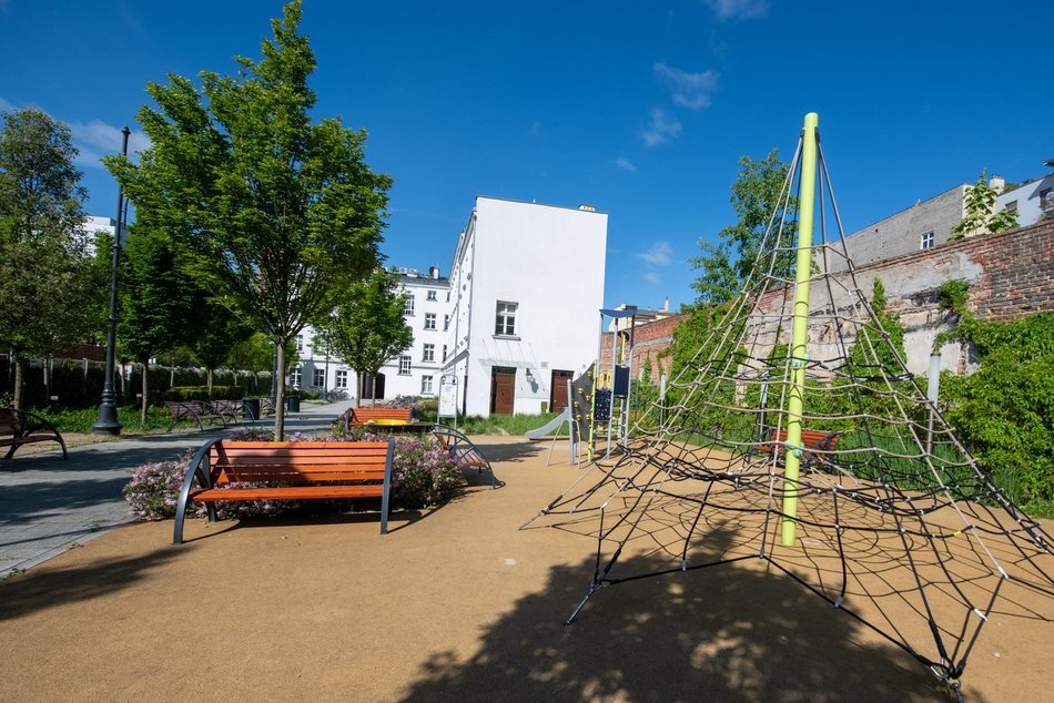 Łódź. Plac zabaw przy ul. Sienkiewicza 56