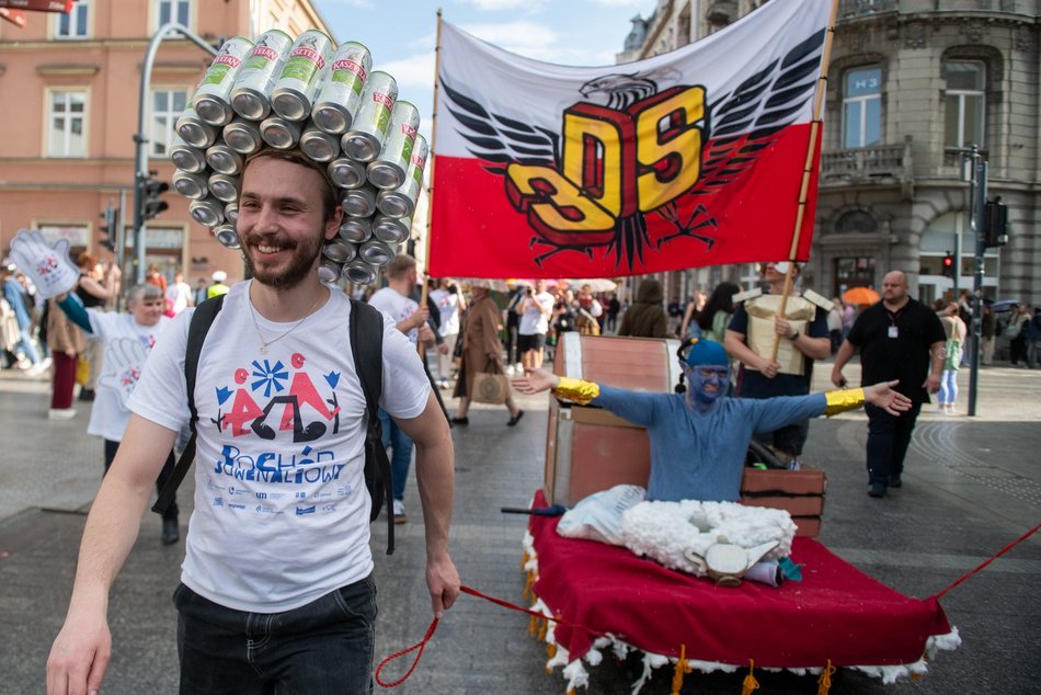 Łódź. Juwenalia 2025 w Łodzi. Kolorowy pochód studentów przeszedł Piotrkowską!