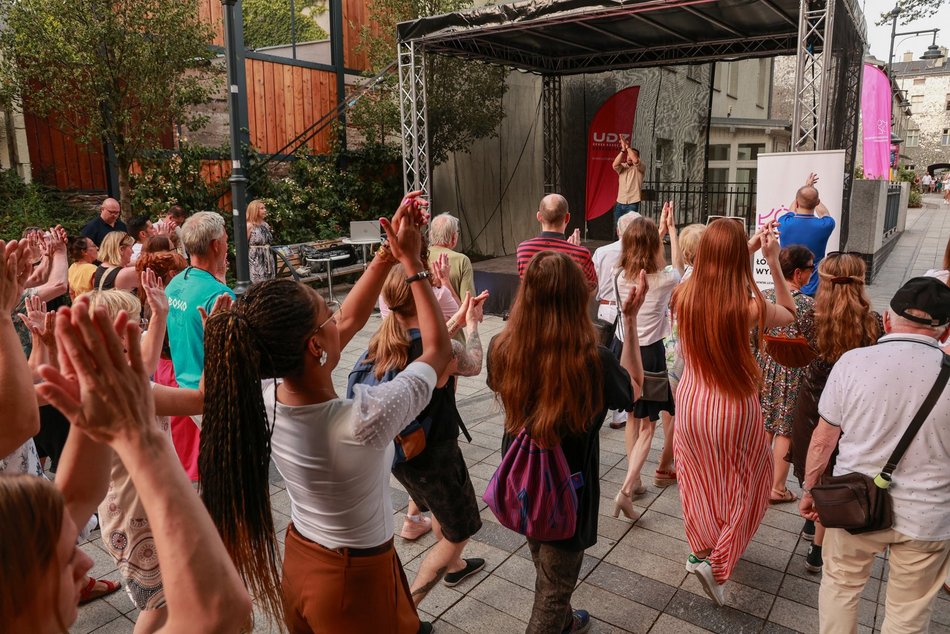 Łódź. Niedzielna potańcówka przy Piotrkowskiej. Łodzianie potrafią się bawić!