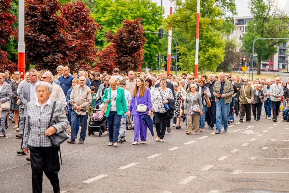 Łódź. Boże Ciało w Łodzi. Procesja z kościoła Matki Boskiej Zwycięskiej przeszła ulicami miasta