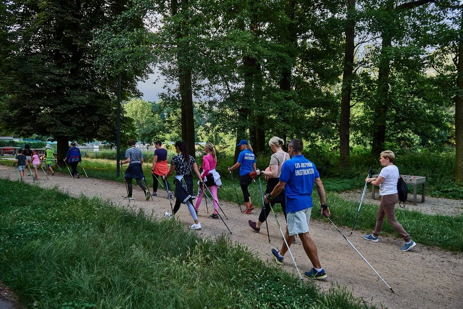 Łódź. Bałuckie Kije. Weź udział w cyklu bezpłatnych spacerów nordic walking