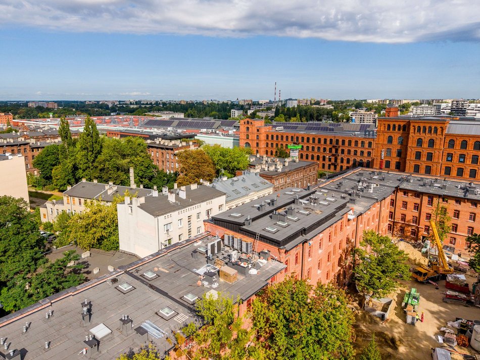 Montują fotowoltaikę na famułach przy Ogrodowej w Łodzi