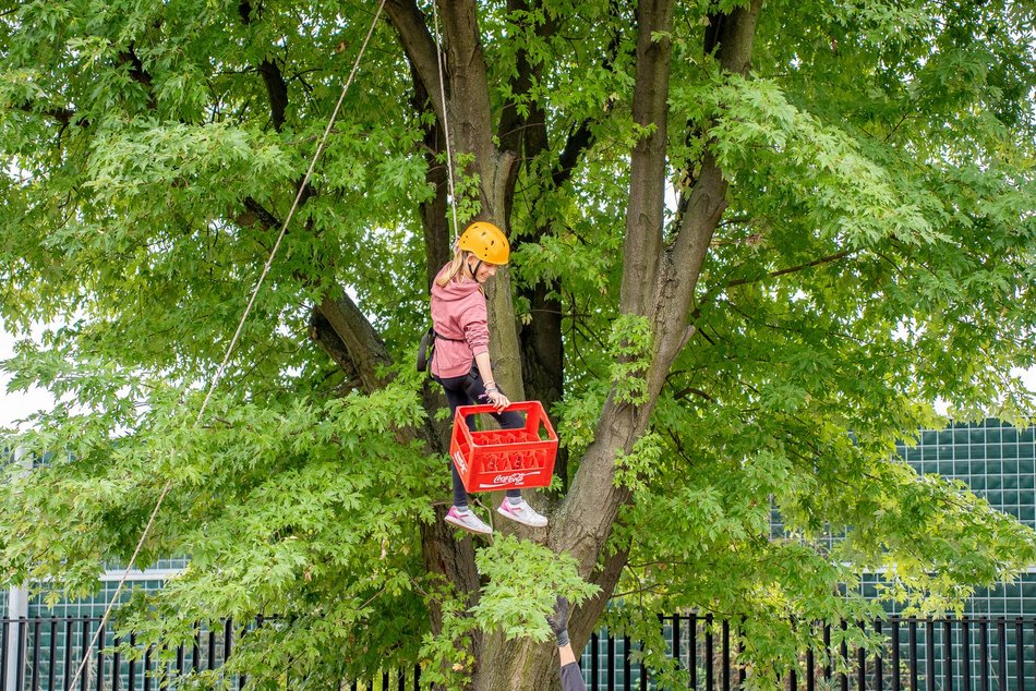 Łodzianie bawiący się na rodzinnym pikniku z okazji 600. Urodzin Łodzi