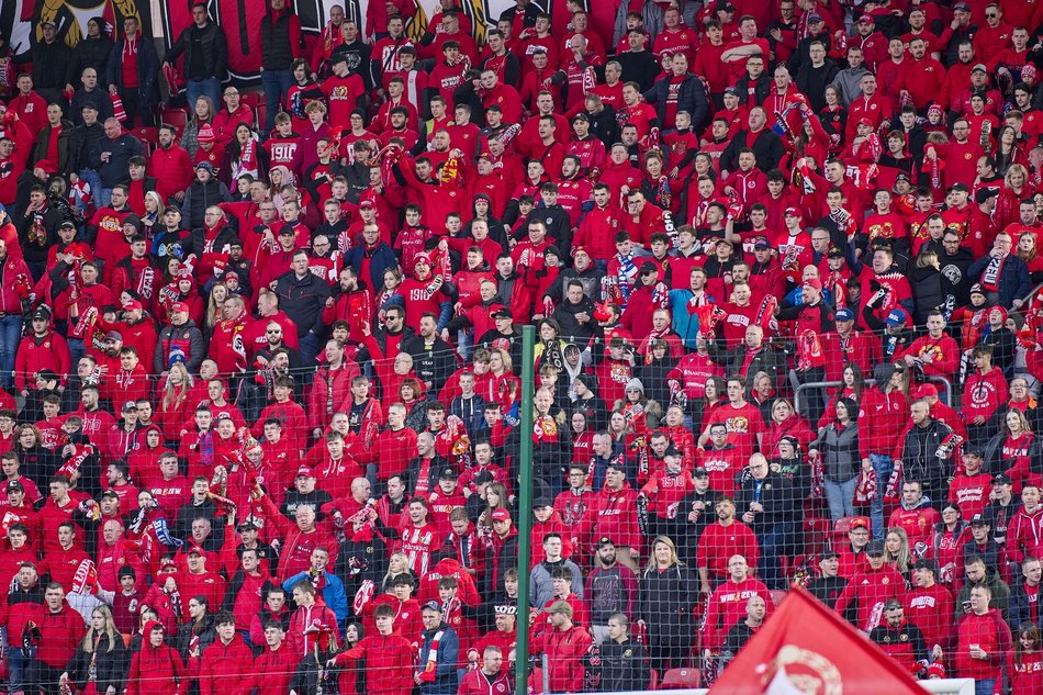 kibice na trybunach stadionu