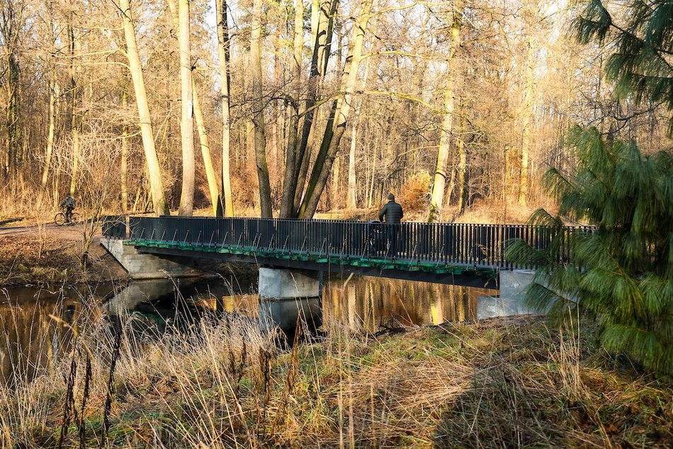 Łódź. Nowa kładka w parku Julianowskim