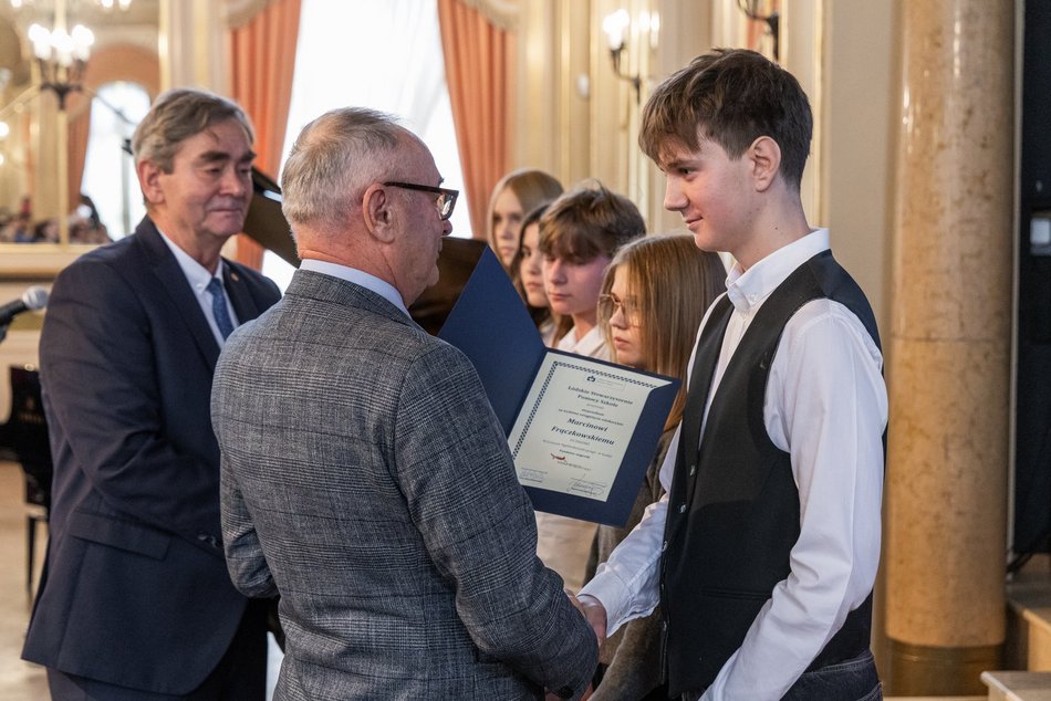 Łódź. Stypendia dla wybitnych uczniów z Łodzi i regionu przyznane. Nagrodzeni także nauczyciele