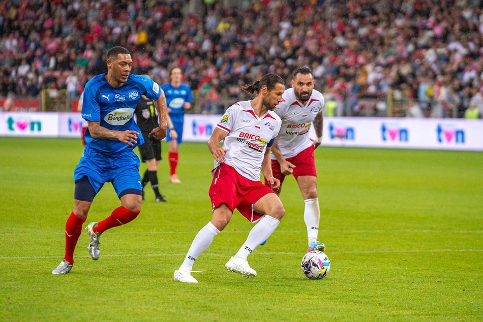 Łódź. Mecz Gwiazd w Łodzi. Na murawie Boniek, Krzynówek, Krychowiak
