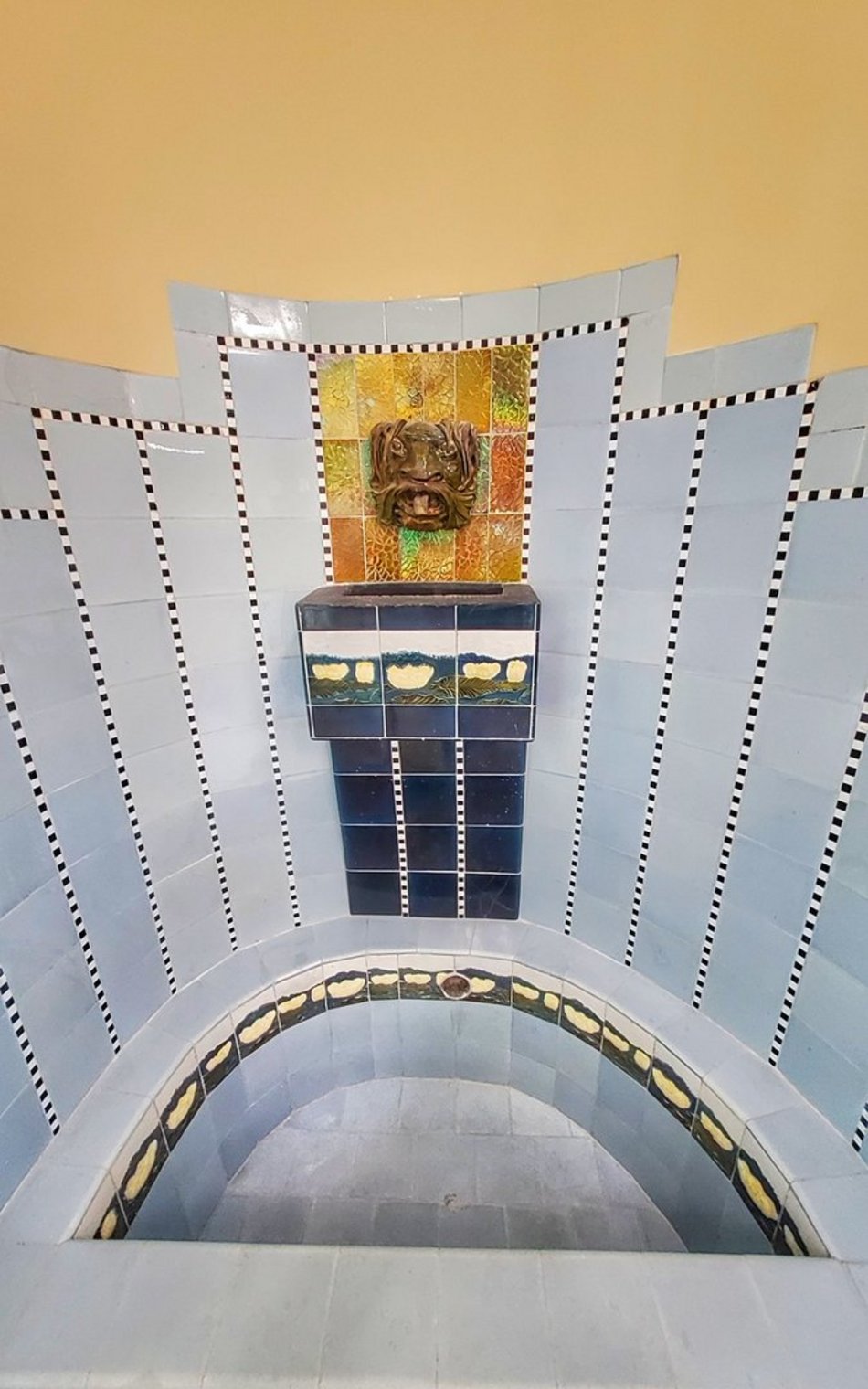 Łódź. Tajemnice ukrytych fontann i zdrojów w Łodzi. Lwie głowy i szklane kaskady w pałacach fabrykantów