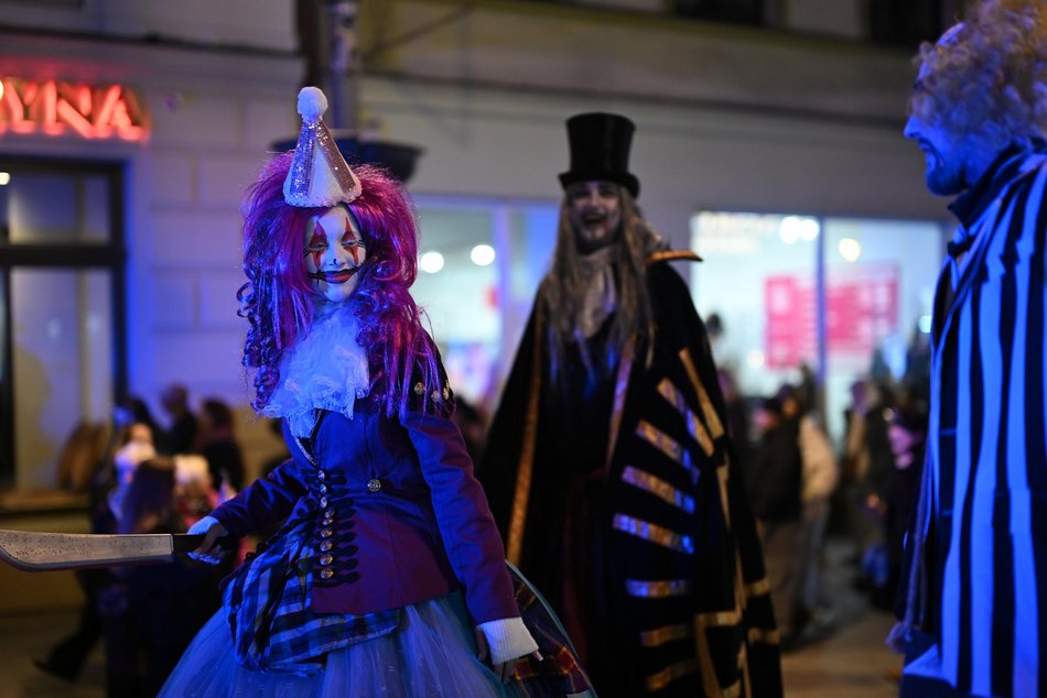 Łódź. Halloweenowa parada przeszła Piotrkowską w Łodzi. Tłumy duchów, czarownic i zombie!