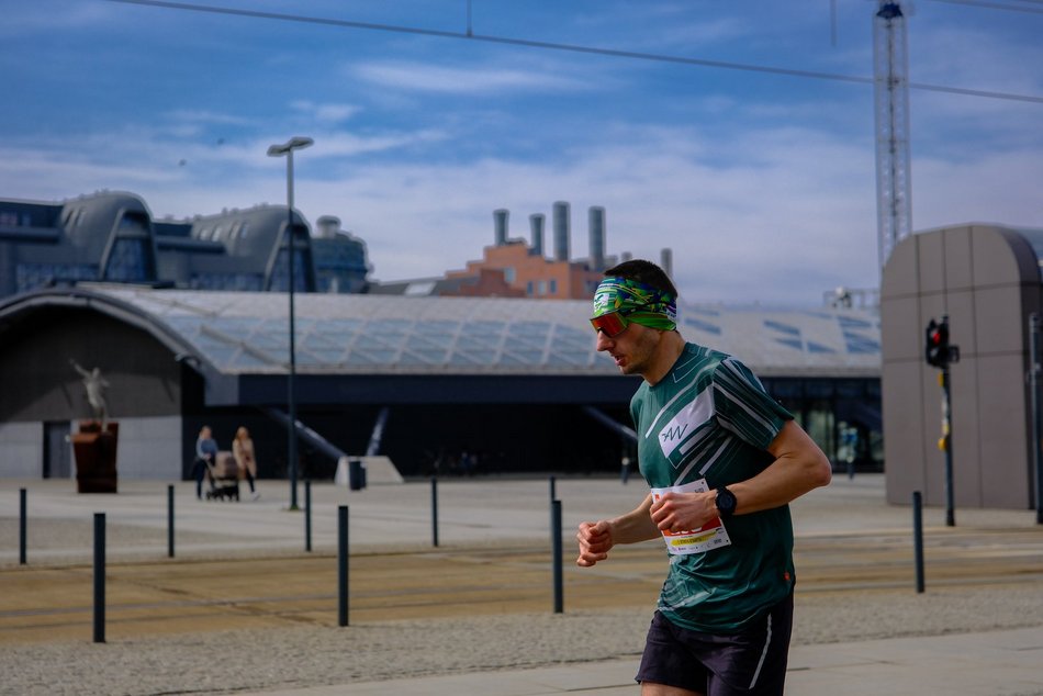 Łódź. DOZ Maraton Łódź 2026. Brałeś udział w biegu? Odszukaj się w galerii i zapisz na pamiątkę!