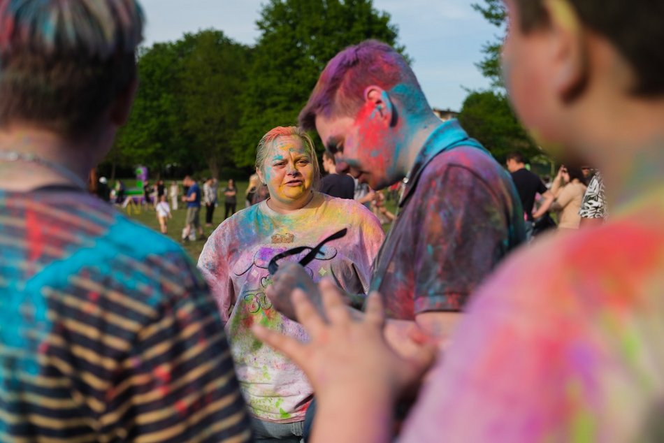 Łódź. Festiwal kolorów na Stawach Jana w Łodzi. Tłumy wzięły udział w bitwie na kolorowy proszek!