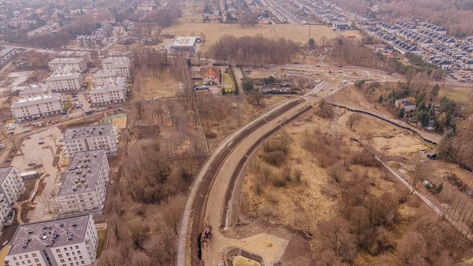 Łódź. Przedłużenie Kaczeńcowej w Łodzi. Nowe rondo przy Rąbieńskiej nabiera kształtów