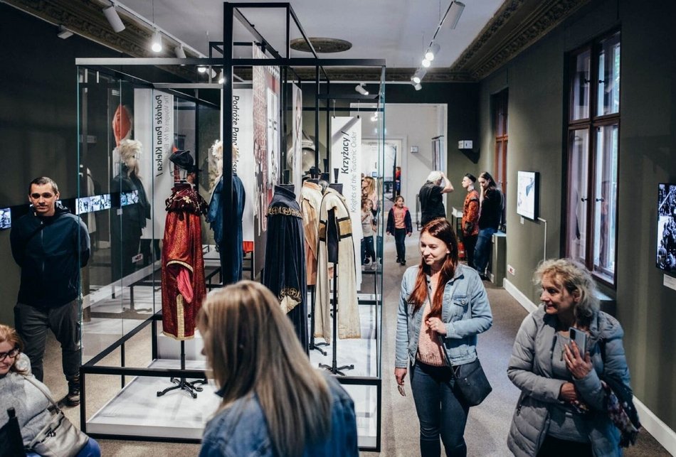 Łódź. TOP 10 Nocy Muzeów 2025! Rozprawa Ślepego Maksa, studio TV w EC1 Łódź i zabytkowe radiowozy