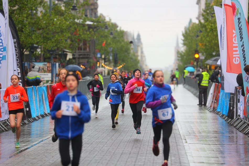 Mini Bieg Ulicą Piotrkowską w Łodzi w deszczu. To nie zepsuło jednak imprezy