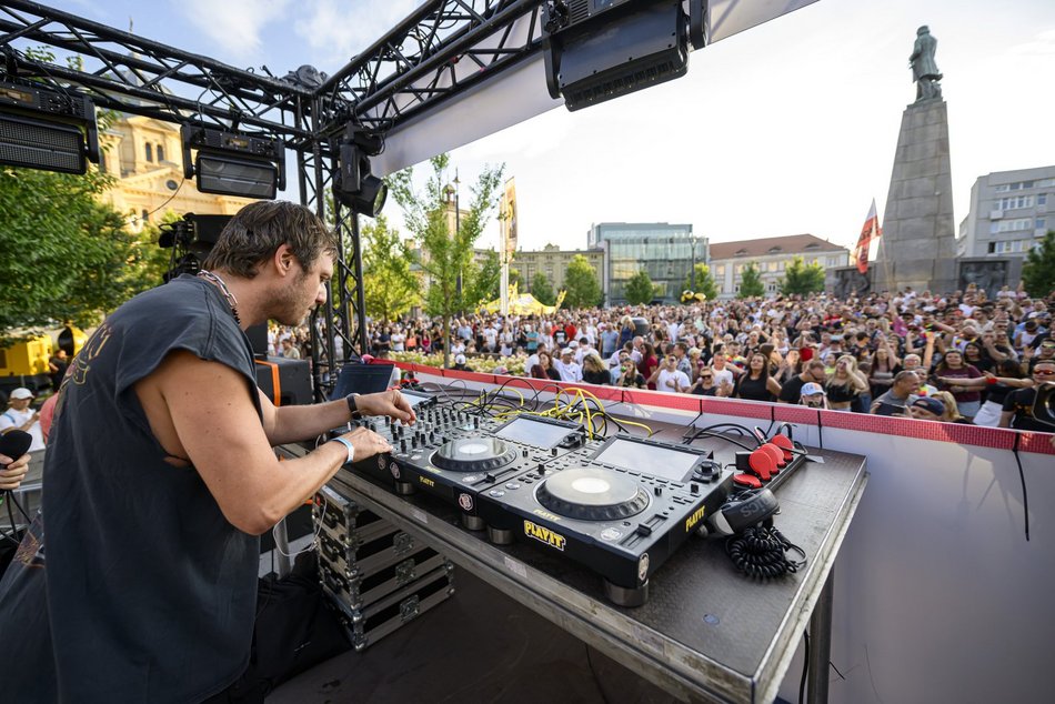 Łódź. Parada Wolności 2025 w Łodzi rozpoczęta. Wielkie tłumy już na samym początku imprezy!