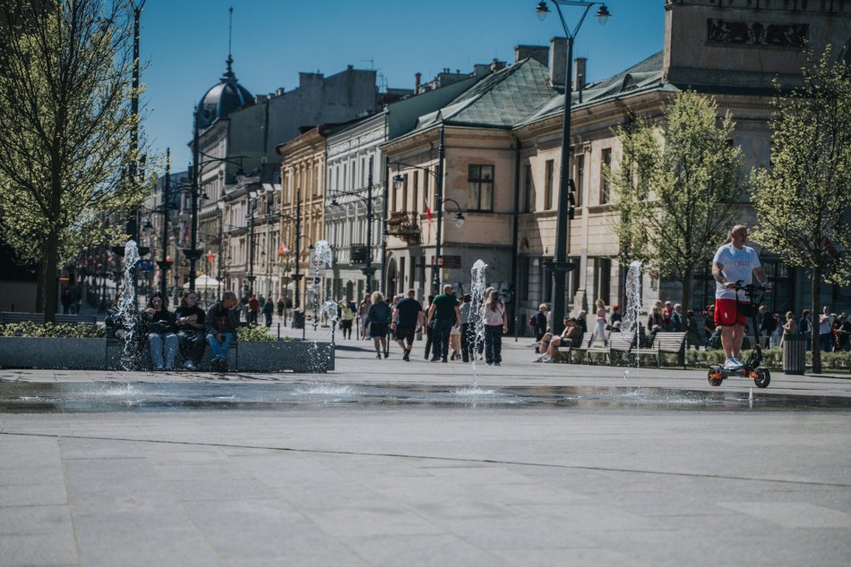 Łódź. Plac Wolności w Łodzi tętni życiem. To jedno z najpopularniejszych miejsc spotkań!