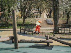 Łódź. Przeglądy placów zabaw w Łodzi. Atrakcje w Parku Staromiejskim są gotowe na wiosnę