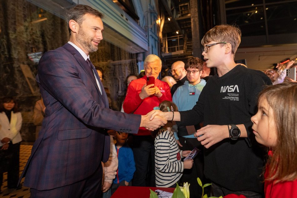 Łódź. Sławosz Uznański-Wiśniewski w EC1 Łódź. Tłumy łodzian na spotkaniu z astronautą
