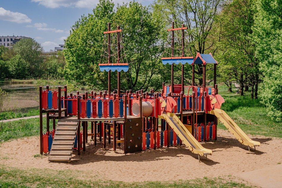 Łódź. Tematyczne place zabaw w Łodzi. Rejs statkiem, lot samolotem, walka ze smokiem, gra w piłkę i więcej