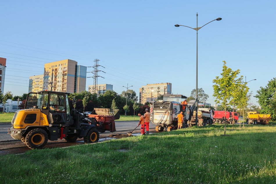 Łódź. Wieczorny remont Rokicińskiej w Łodzi. Kiedy drogowcy położą nowy asfalt?