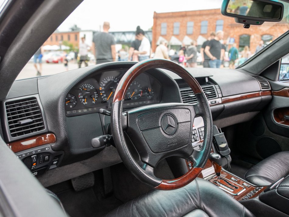 Łódź. Zlot Mercedesów w Ogrodach Geyera w Łodzi. Nie lada gratka dla fanów motoryzacji