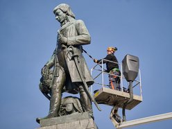 Plac Wolności. Mycie pomnika Tadeusza Kościuszki