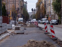 widok na ulicę Rewolucji 1905 r. w remoncie