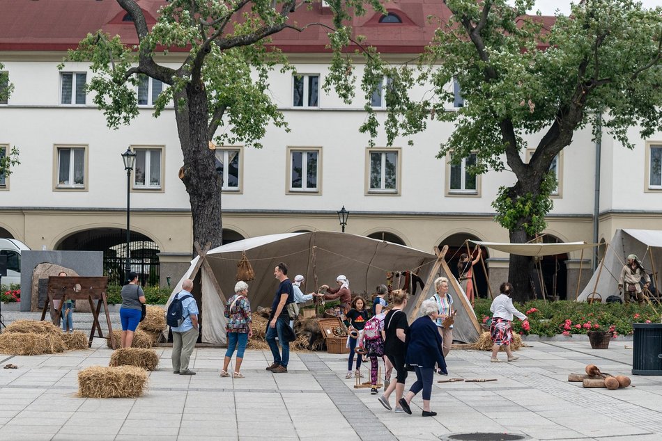 Słowiańska wioska na Starym Rynku podczas 601. Urodzin Łodzi